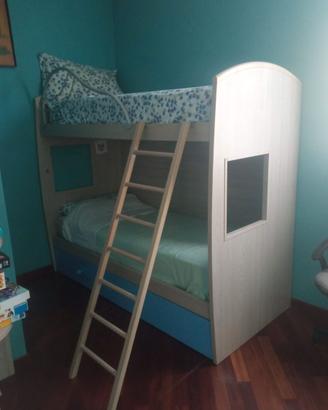 Letto castello con scala e cassettoni