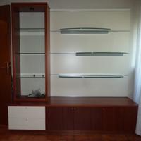 Mobile in legno ciliegio con boiserie e