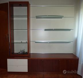 Mobile in legno ciliegio con boiserie e