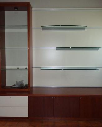 Mobile in legno ciliegio con boiserie e