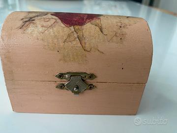 Scatola portagioie in legno decorata
