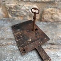 Serratura antica con chiave.