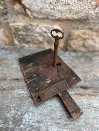 Serratura antica con chiave.