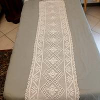 Runner da tavolo fatto a mano all'uncinetto.