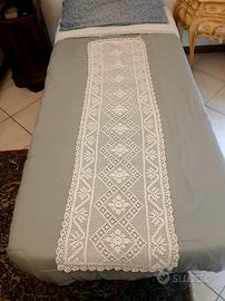 Runner da tavolo fatto a mano all'uncinetto.