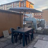 Tavolo e sedie da giardino con ombrellone e base