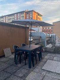 Tavolo e sedie da giardino con ombrellone e base