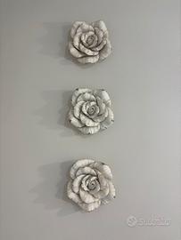 Tre rose in gesso
