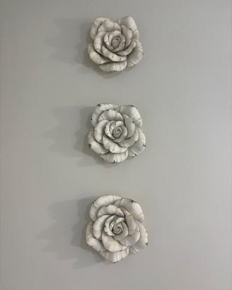 Tre rose in gesso
