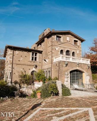 Rustico / Casale di 600 m² con più di 5 locali a S