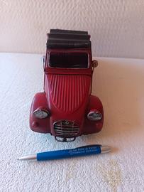modellino auto in metallo