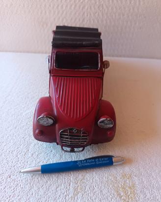 modellino auto in metallo