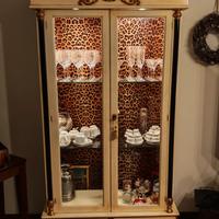 Vetrina stile Impero in legno, color avorio