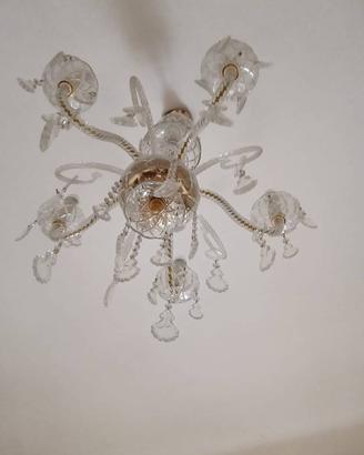 Lampadario è in vetroe cristallo
