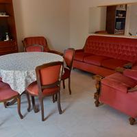 divano, 2 poltrone e tavolo e 5 sedie