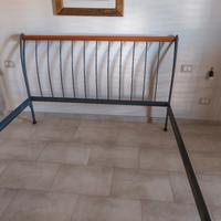 Letto in ferro e legno di ciliegio 