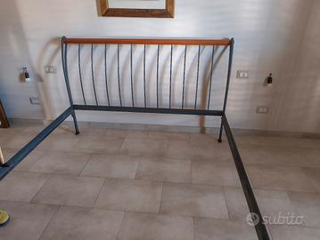 Letto in ferro e legno di ciliegio 