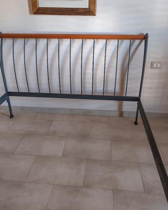 Letto in ferro e legno di ciliegio 