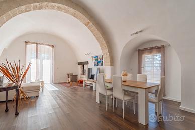 cucina con tavolo mai usato 