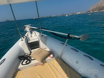 Gommone per la pesca e famiglia