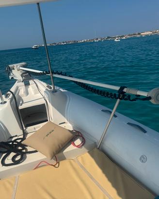 Gommone per la pesca e famiglia