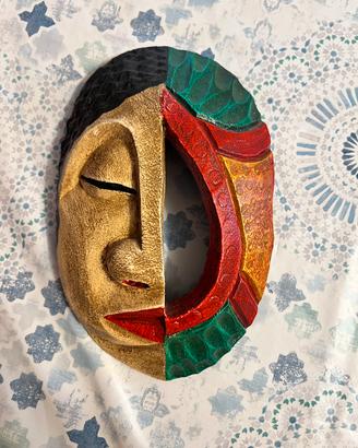 Maschera africana artigianale in legno