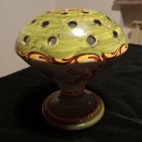 Piccolo vaso traforato in ceramica di Orvieto