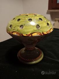 Piccolo vaso traforato in ceramica di Orvieto