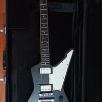 Schecter E-1 _tipo Explorer_ con custodia