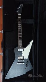 Schecter E-1 _tipo Explorer_ con custodia