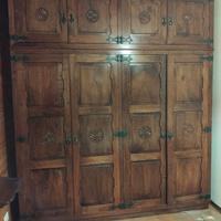 Armadio intagliato in noce