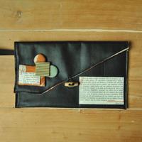 Pochette con bottoni, stoffa e vecchi libri