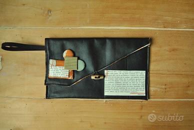 Pochette con bottoni, stoffa e vecchi libri