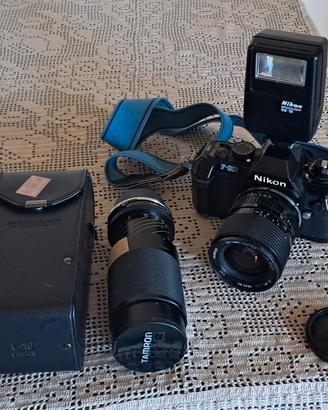 fotocamera analogica con teleobiettivo 