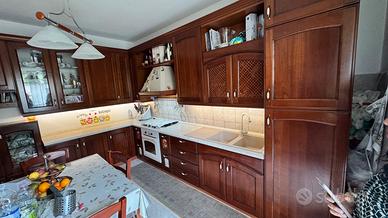 Cucina angolare in legno classico