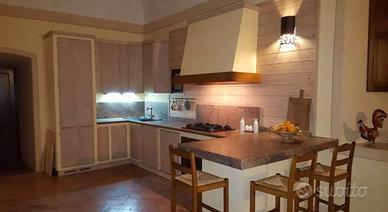 Cucina in finta muratura di granito e legno