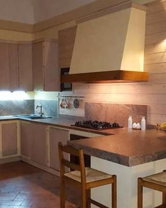 Cucina in finta muratura di granito e legno