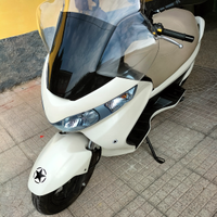 Suzuki Burgman 200 scooter tenuto in box