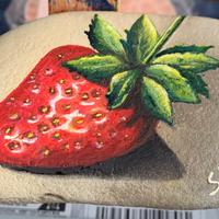 La fragola- Sasso dipinto a mano