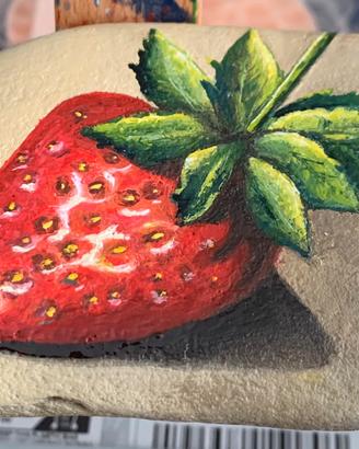 La fragola- Sasso dipinto a mano