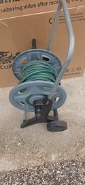 Carrello con tubo per innaffiare
