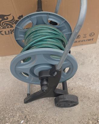 Carrello con tubo per innaffiare