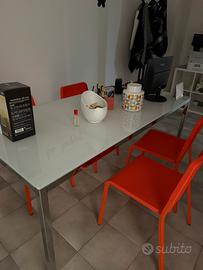 tavolo con base vetro Ikea