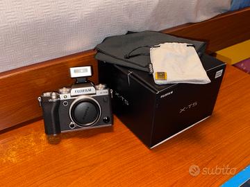 Fujifilm X-T5 Bundle: Godox Flash + Accessori