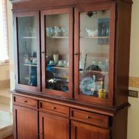 Vetrina in legno con ante in vetro