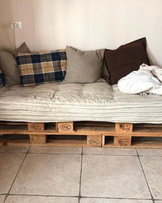DIVANO CON PALLETS