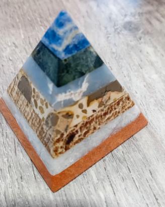 Piramide Energetica Fatta a mano Pietre  Reiki