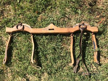 Giogo antico in legno per buoi