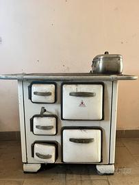 Stufa a legna vintage con forno