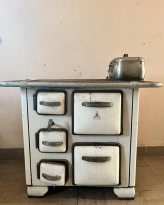 Stufa a legna vintage con forno